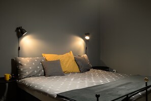 Leilighet – comfort, balkong, byutsikt | Safe på rommet, blendingsgardiner, lydisolert og strykejern/-brett