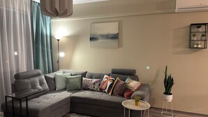 Departamento superior, balcón, vista a la ciudad | Área de sala de estar