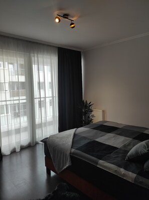 Superior Apartment, Balcony | Peti besi dalam bilik, langsir/tirai gelap terus, kalis bunyi 
