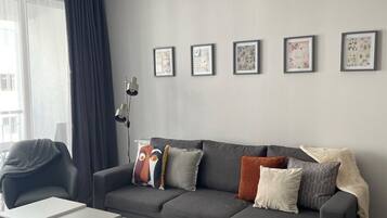 شقة مريحة - بشرفة | منطقة المعيشة