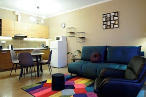 Superior-Apartment, Stadtblick | Wohnbereich