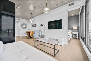 1 bedroom, iron/ironing board, WiFi, bed sheets - Skyline Views | Pool | Gym | 5 mins to Stampede (Calgary)