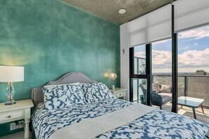 1 bedroom, iron/ironing board, WiFi, bed sheets - Skyline Views | Pool | Gym | 5 mins to Stampede (Calgary)