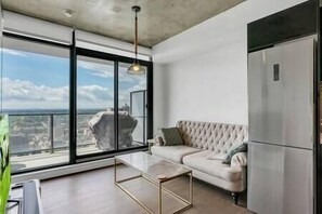 TV - Skyline Views | Pool | Gym | 5 mins to Stampede (Calgary)