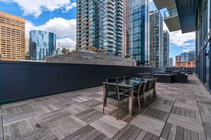Outdoor dining - Skyline Views | Pool | Gym | 5 mins to Stampede (Calgary)