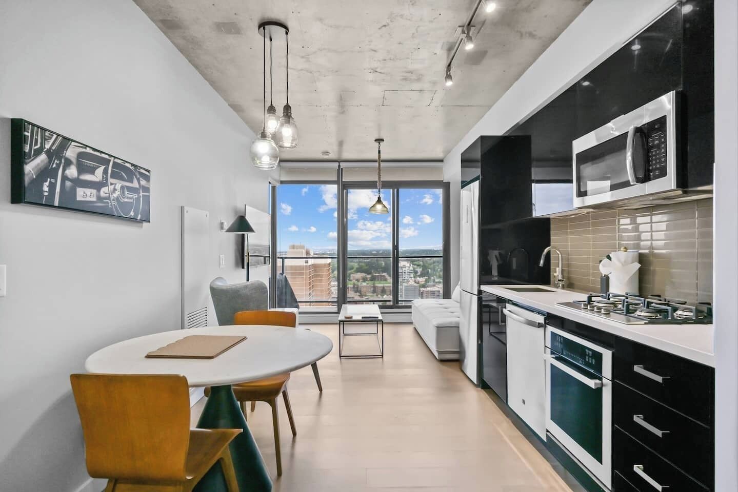 Réfrigérateur, micro-ondes, four, plaque de cuisson