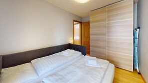 Een bureau, een strijkplank/strijkijzer, gratis wifi, beddengoed