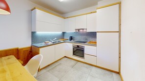 KĂŒhlschrank, Ofen, Herdplatte, GeschirrspĂŒler