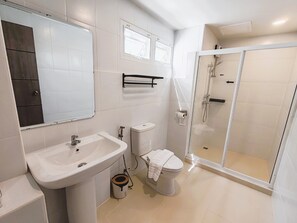 Habitación superior con 2 camas individuales, vistas a la ciudad | Baño | Ducha, secador de pelo, toallas y jabón