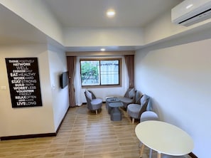 Suite familiar, balcón, vista a la ciudad | Servicio a la habitación