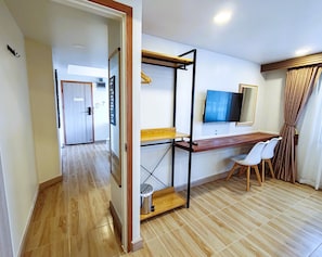 Habitación Deluxe doble, balcón, vistas a la ciudad | Caja fuerte, escritorio, espacio para trabajar con un portátil
