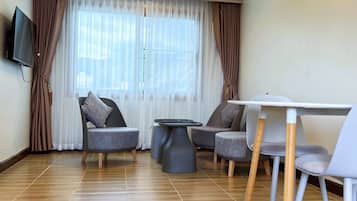 Family Suite, Balcony, City View | Living area