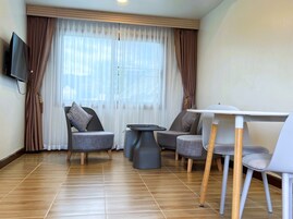 Family Suite, Balcony, City View | Living area