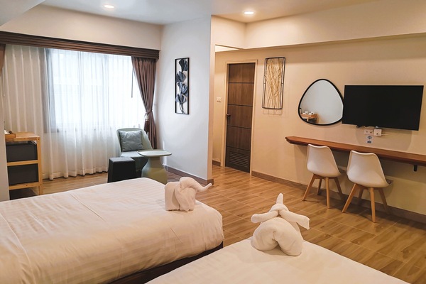 Habitación superior con 2 camas individuales, vistas a la ciudad | Caja fuerte, escritorio, espacio para trabajar con un portátil