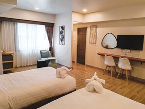 ห้องซูพีเรียทวิน, วิวเมือง | ตู้นิรภัยในห้องพัก, โต๊ะทำงาน, พื้นที่ทำงานแบบใช้แล็ปท็อป, ผ้าม่านกันแสง