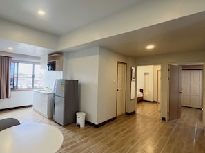 Suite familiar, balcón, vista a la ciudad | Cocina privada | Refrigerador, microondas y utensilios de cocina