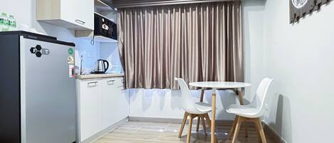 Deluxe Double Room, Balcony, City View | In-room dining