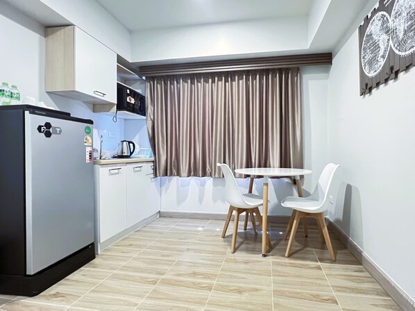 ห้องดีลักซ์ดับเบิล, ระเบียง, วิวเมือง | บริการอาหารในห้องพัก
