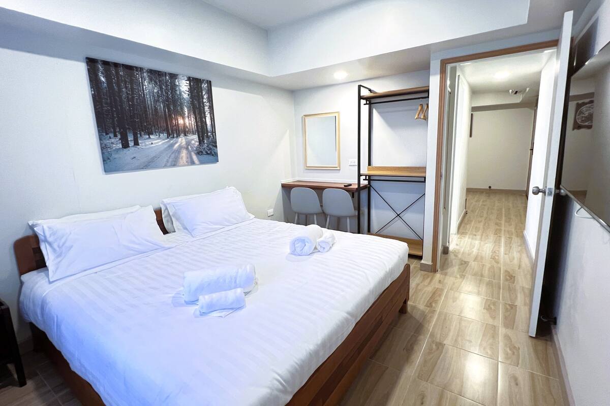 Habitación doble Deluxe, balcón, vista a la ciudad | Caja de seguridad en la habitación y escritorio