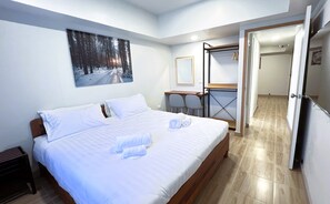 Habitación Deluxe doble, balcón, vistas a la ciudad | Caja fuerte, escritorio, espacio para trabajar con un portátil