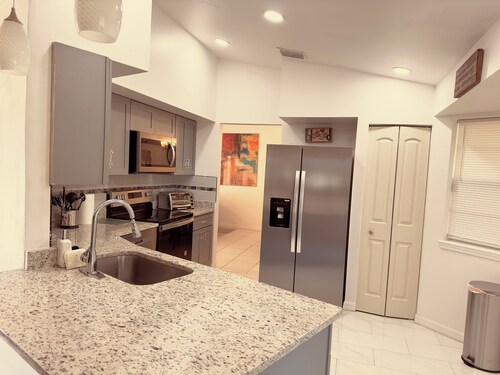 Classy Comfy 3-bedroom house with AC in Palm Bay