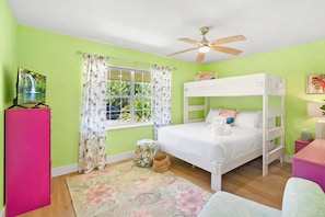 2 bedrooms, iron/ironing board, travel cot, WiFi - Fire Pit, Tropical Oasis, Steps to Beach, Patio (St. Augustine)