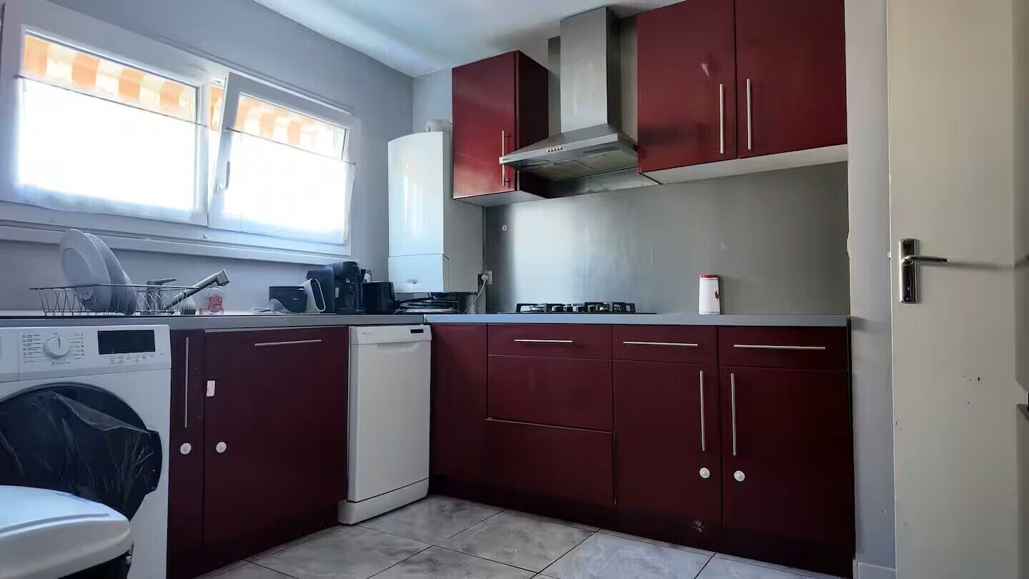 Een magnetron, een oven, een kookplaat, een vaatwasser