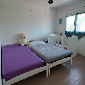 3 bedrooms, iron/ironing board, WiFi, bed sheets