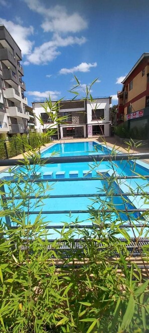 Una piscina al aire libre
