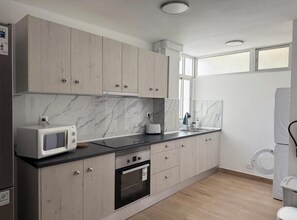 Microondas, horno, placa de cocina