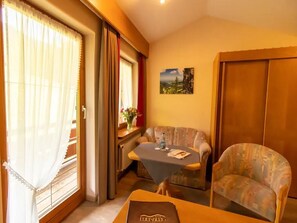 經典雙人房, 陽台 | 客房內保險箱、書桌、遮光布/窗簾、免費無線上網