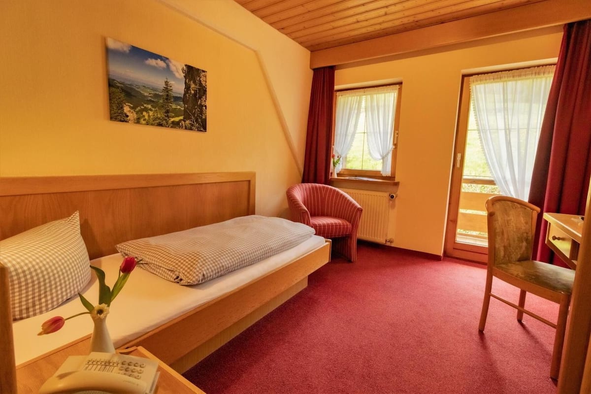 Tallelokero huoneessa, pimennysverhot, ilmainen Wi-Fi, vuodevaatteet