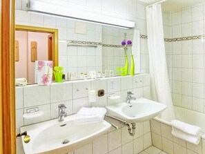 Shower, free toiletries, hair dryer, towels - Hotel Edelsberg (Bad Hindelang)