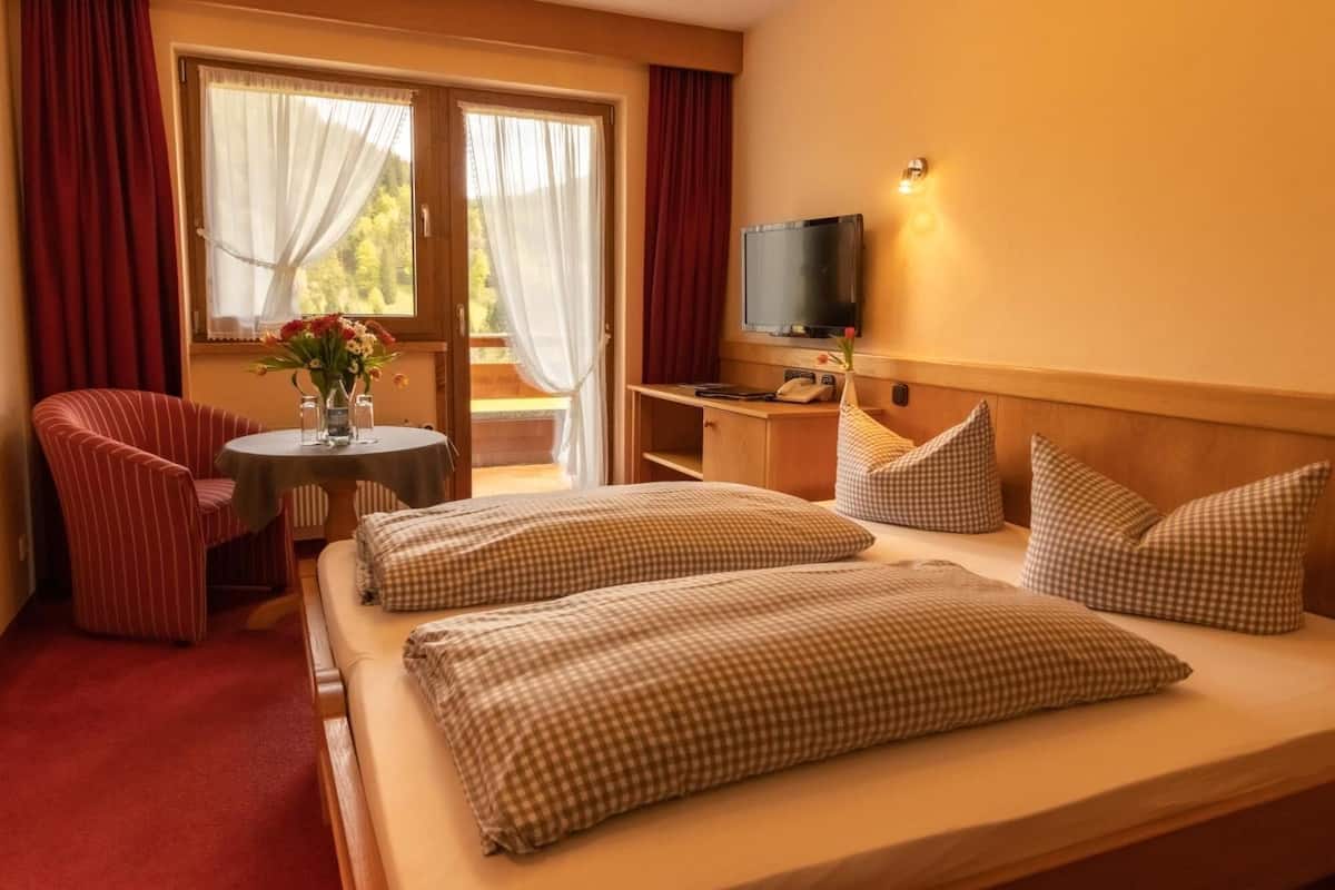 Basic Double Room, Balcony, Mountain View