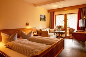 Kahden hengen comfort-huone, parveke, vuoristonäköala | Tallelokero huoneessa, pimennysverhot, ilmainen Wi-Fi, vuodevaatteet