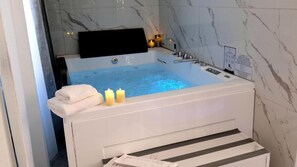 Luxury Townhome | Desk, free WiFi