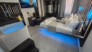 Superior Townhome | Desk, free WiFi