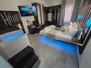 Superior Townhome | Desk, free WiFi