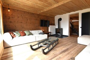 Smart-TV, Kamin, Bücher