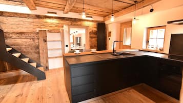 Frigorifero, microonde, forno, piano cottura