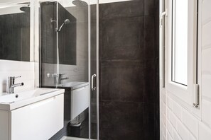Shower, hair dryer, towels