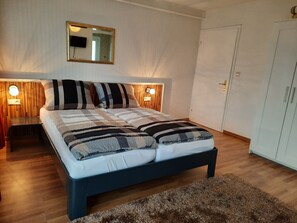 Quarto casal conforto, sacada, vista para o jardim | Wi-Fi de cortesia