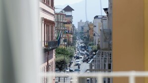 Vista de la calle con edificios, coches y cielo despejado.