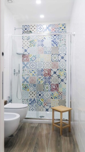 Shower, hair dryer, bidet, towels