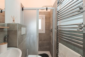 Secador de pelo, toallas, jabón, papel higiénico