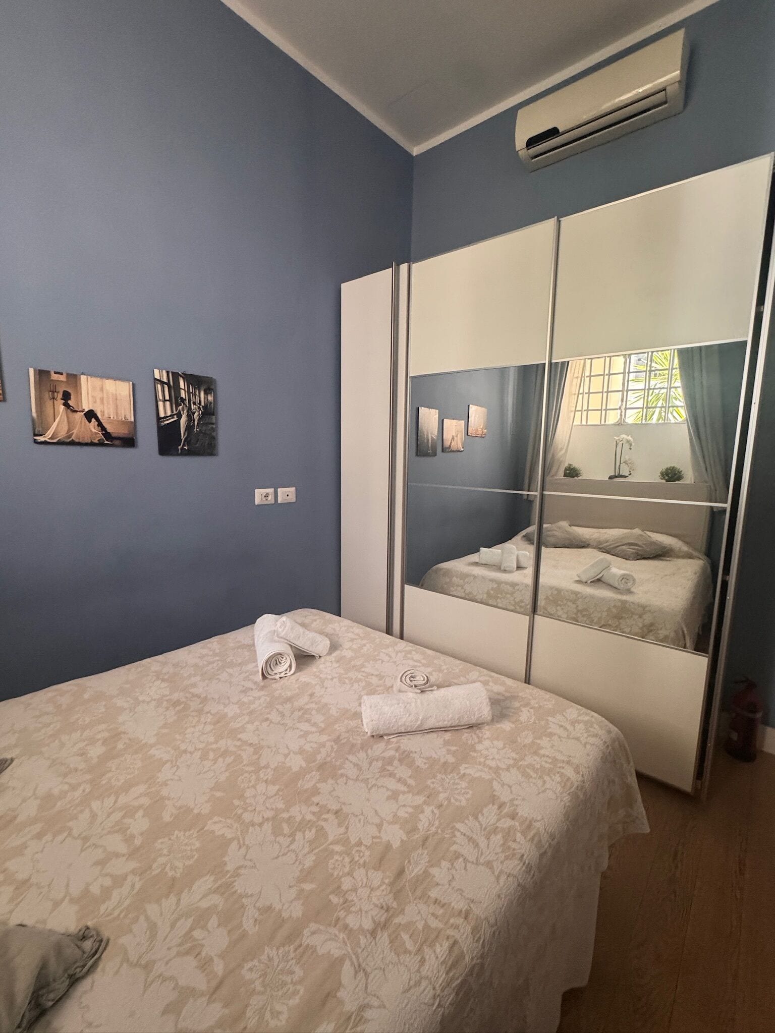 Duplex luxo, vista para a cidade | Quartos à prova de som, ferros/tábuas de passar roupa, Wi-Fi de cortesia