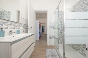Doccia, set di cortesia gratuito, asciugacapelli, asciugamani
