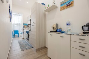 Een koelkast, een magnetron, een oven, een kookplaat