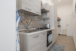 Een koelkast, een magnetron, een oven, een kookplaat