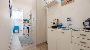 KĂŒhlschrank, Mikrowelle, Ofen, Herdplatte